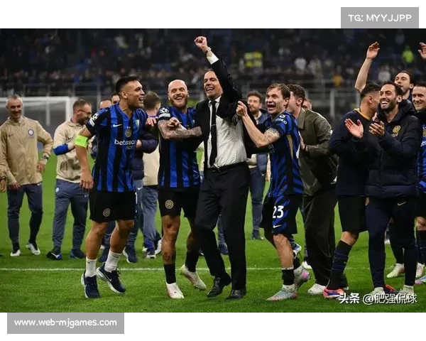 欧冠奖杯巡展抵达米兰，国米球迷排队合影见证历史